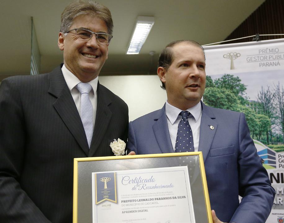 Prefeito de Cascavel, Leonaldo Paranhos da Silva, recebe o Certificado de Reconhecimento pelo projeto Aprender Digital