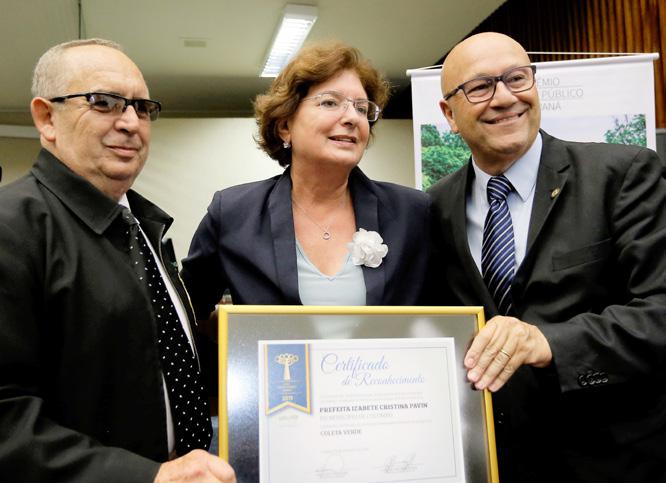 Prefeita de Colombo, Izabete Cristina Pavin, recebe o Certificado de Reconhecimento pelo projeto Coleta Verde