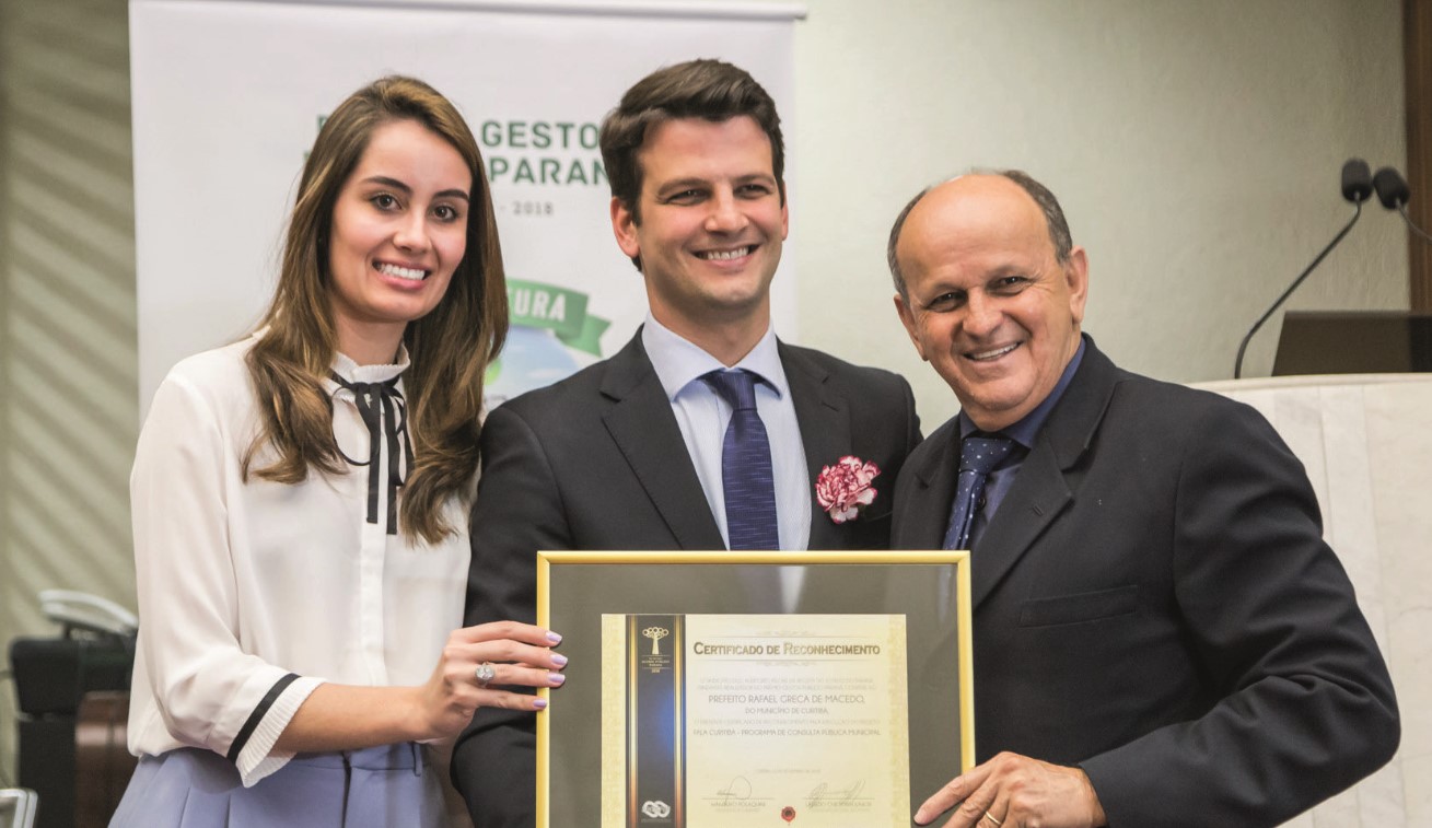 Vice-prefeito de Curitiba, Eduardo Pimentel, recebe o Certificado de Reconhecimento pelo projeto Fala Curitiba