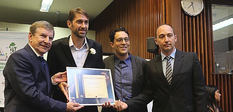 Prefeito de Marechal Cândido Rondon, Marcio Rauber, recebe o Certificado de Reconhecimento pelo Cisternas Rurais