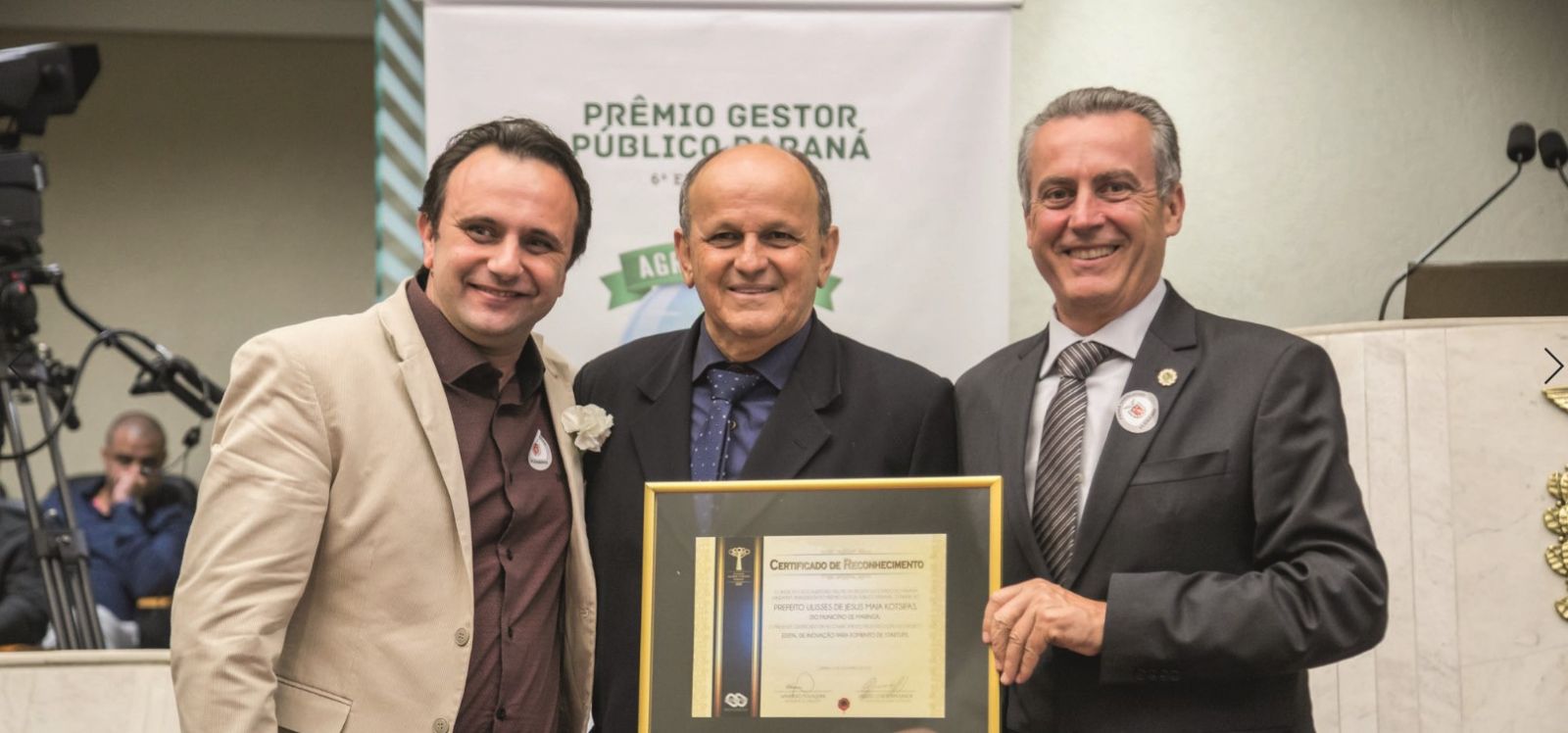Diretor de Inovação da Secretaria de Inovação e Desenvolvimento Econômico à época, Franz Wagner, recebe o Certificado de Reconhecimento pelo Edital de Inovação