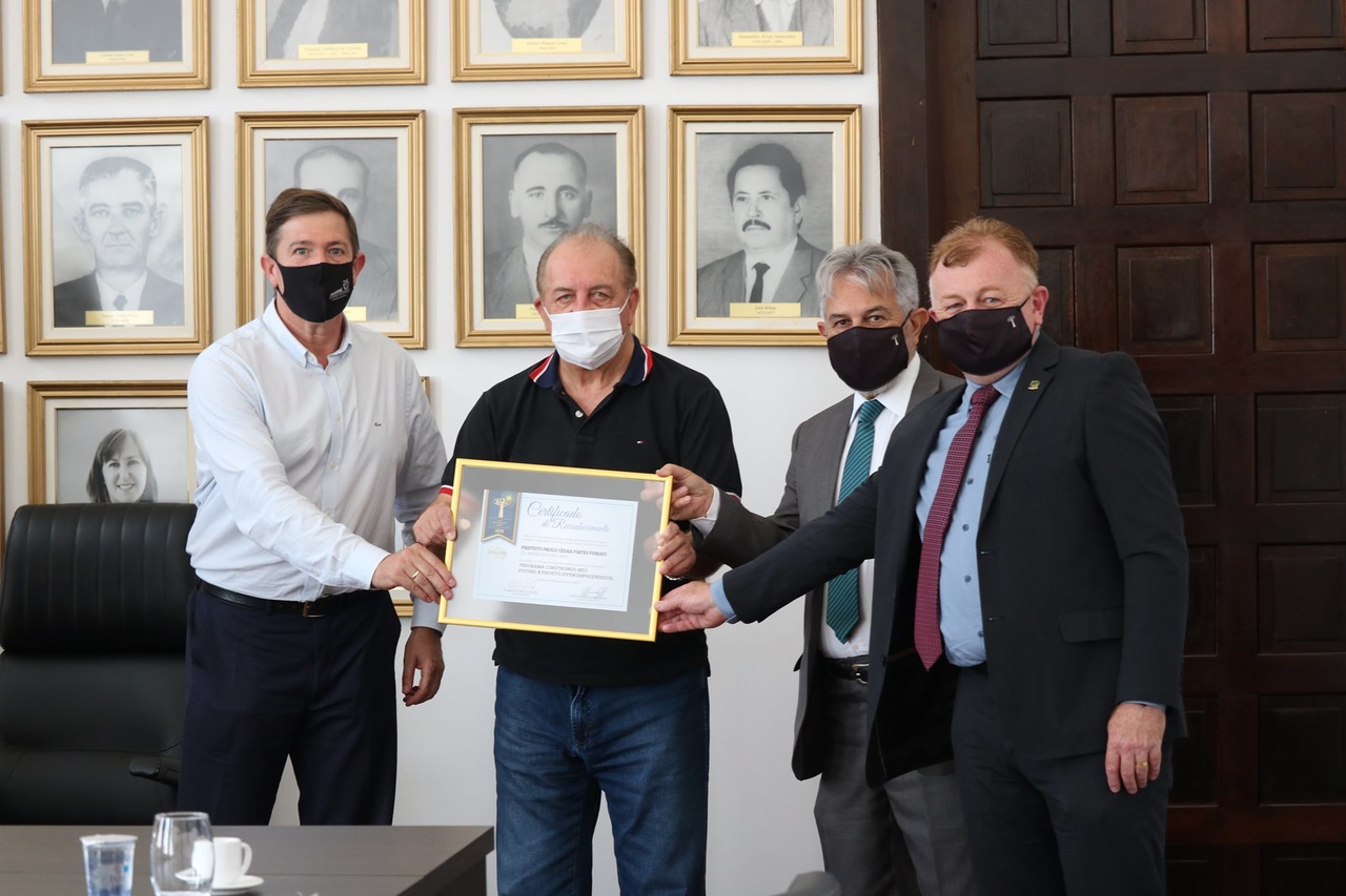 Prefeito da Lapa, Paulo Cesar Furiati, recebe o Certificado de Reconhecimento pelo Projeto Jovem Empreendedor