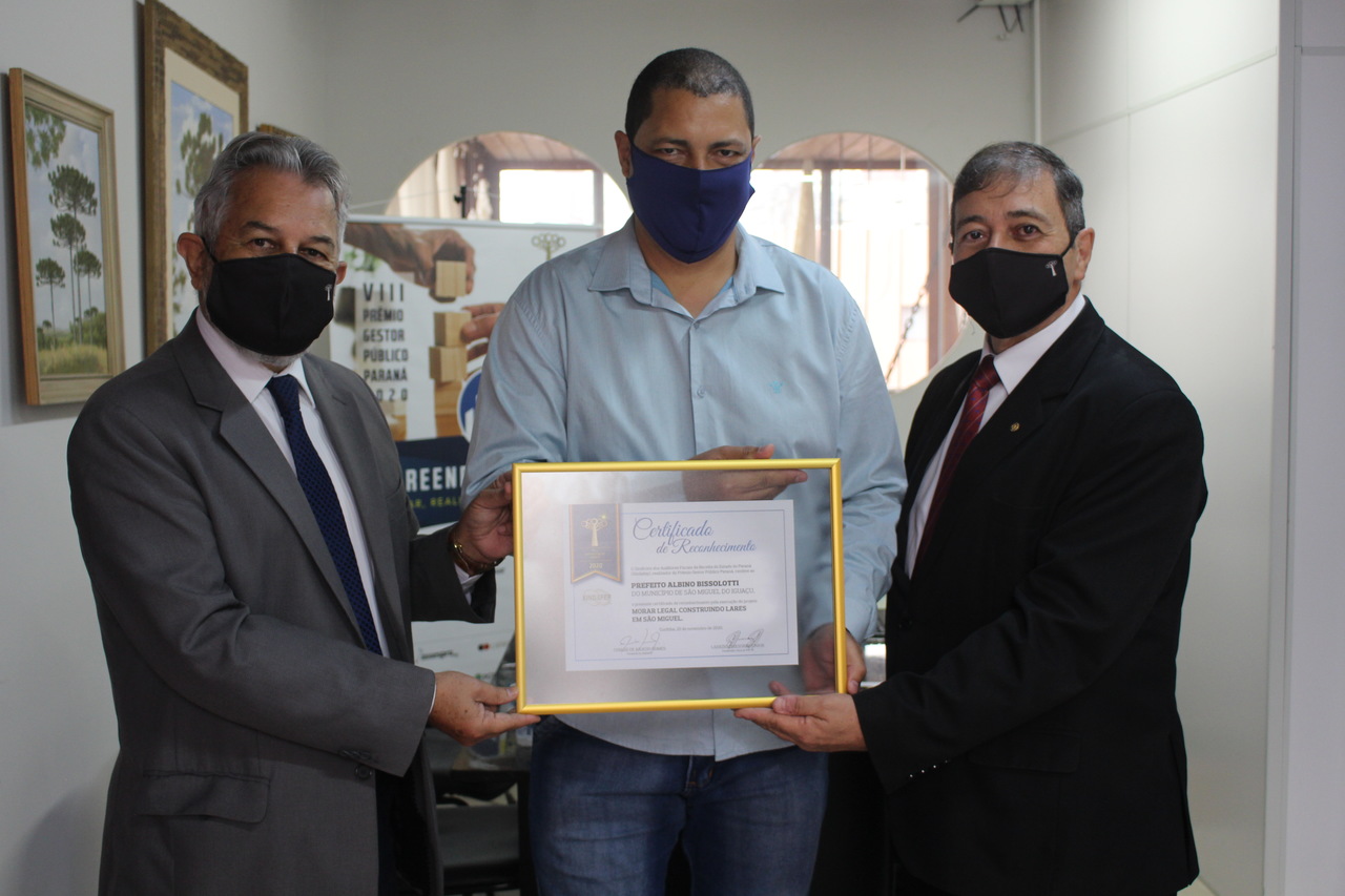 Controlador interno da Prefeitura, Luciano Neris, representando o município, recebe o Certificado de Reconhecimento pelo Morar Legal