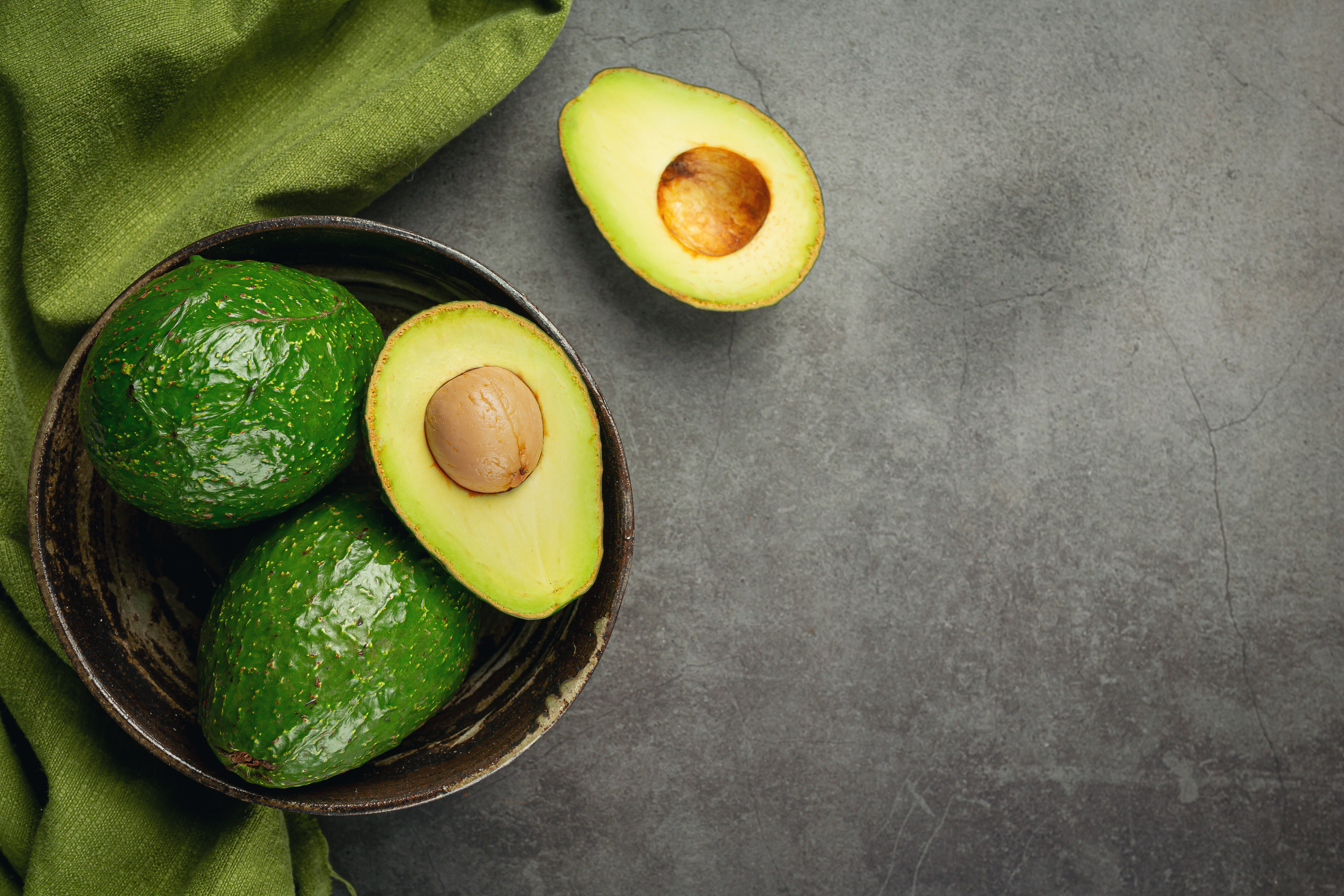 Comer um abacate por dia pode reduzir o colesterol, aponta estudo